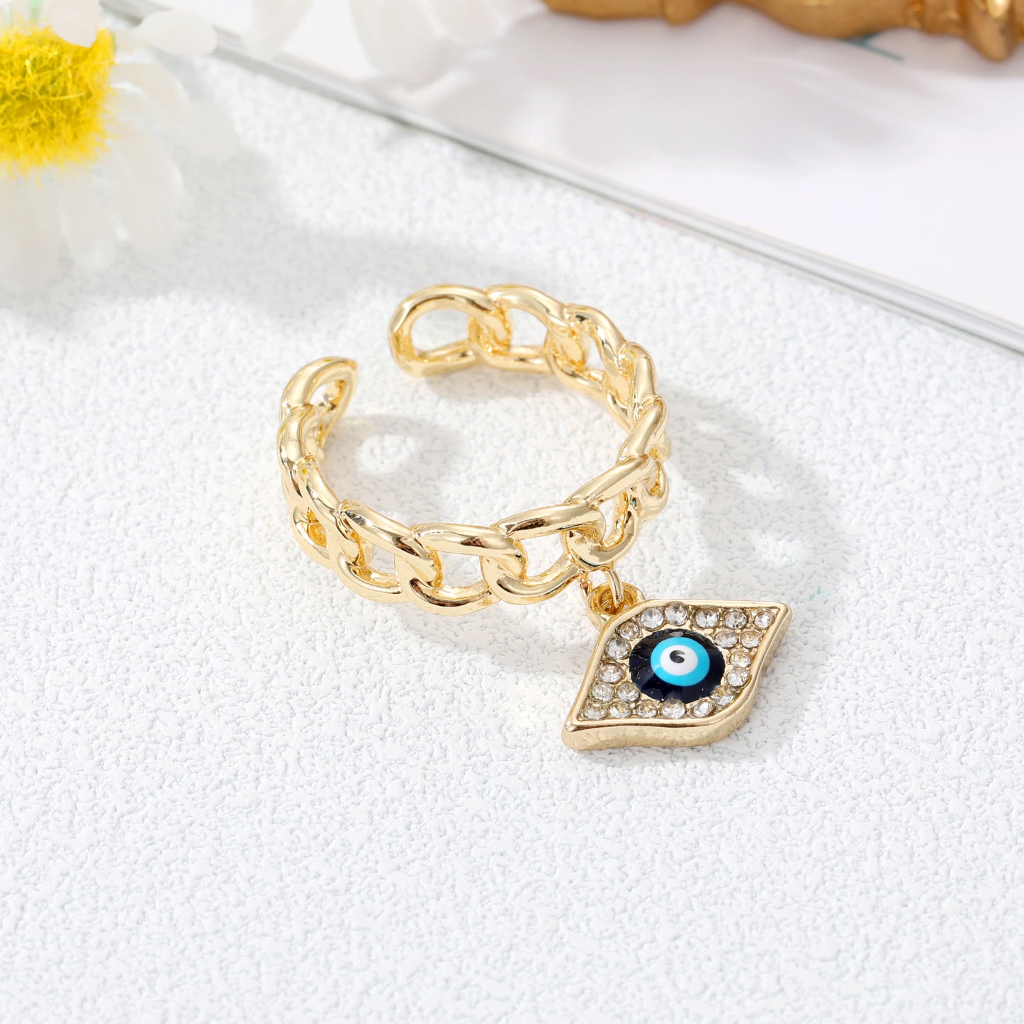 Juego de anillos con dije de mal de ojo dorado