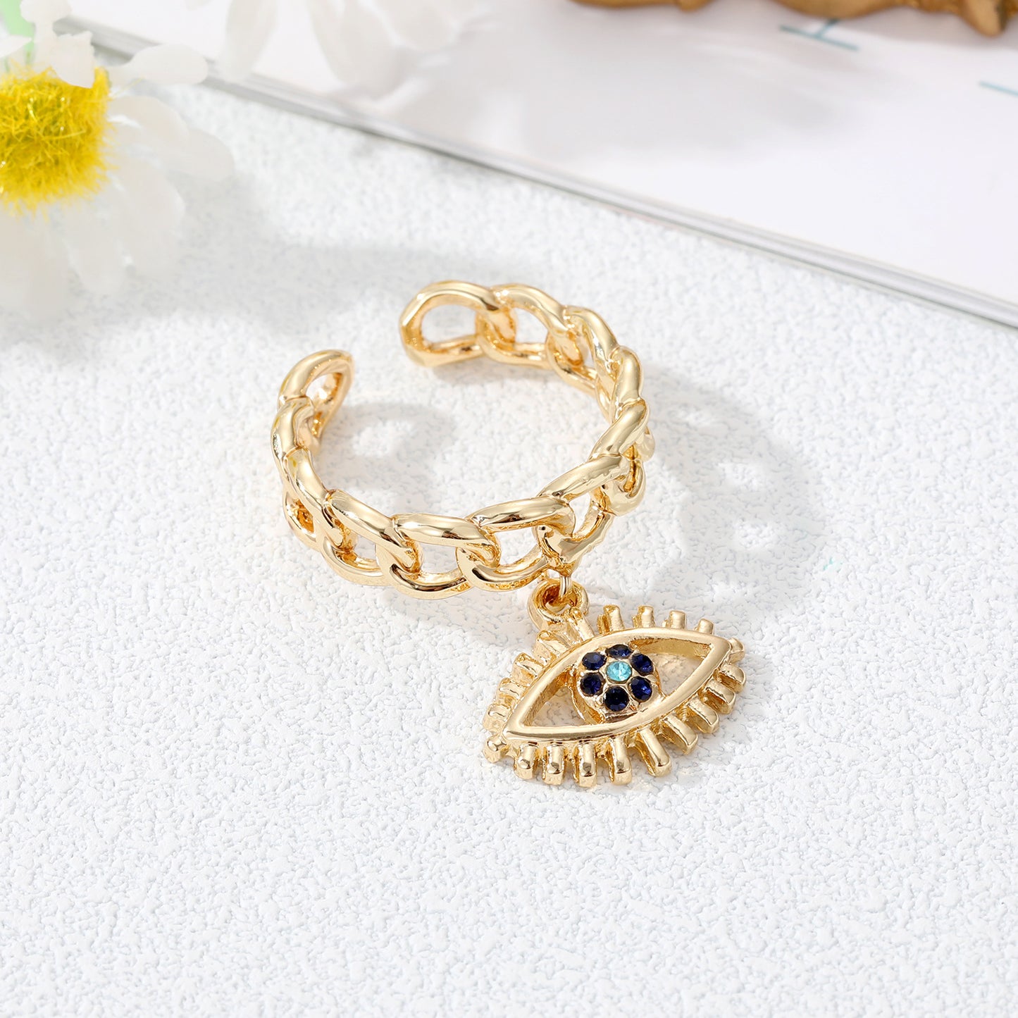 Juego de anillos con dije de mal de ojo dorado