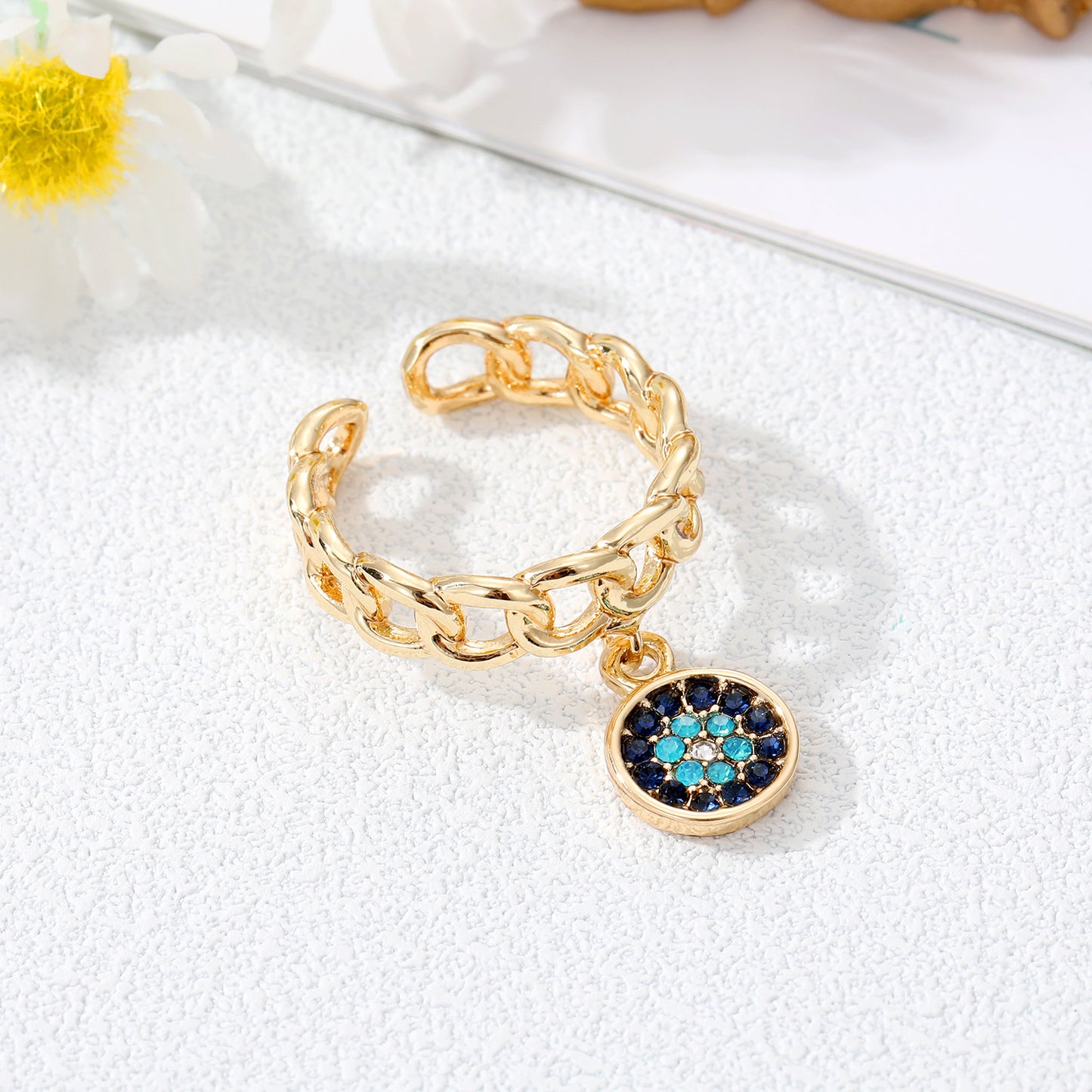 Juego de anillos con dije de mal de ojo dorado