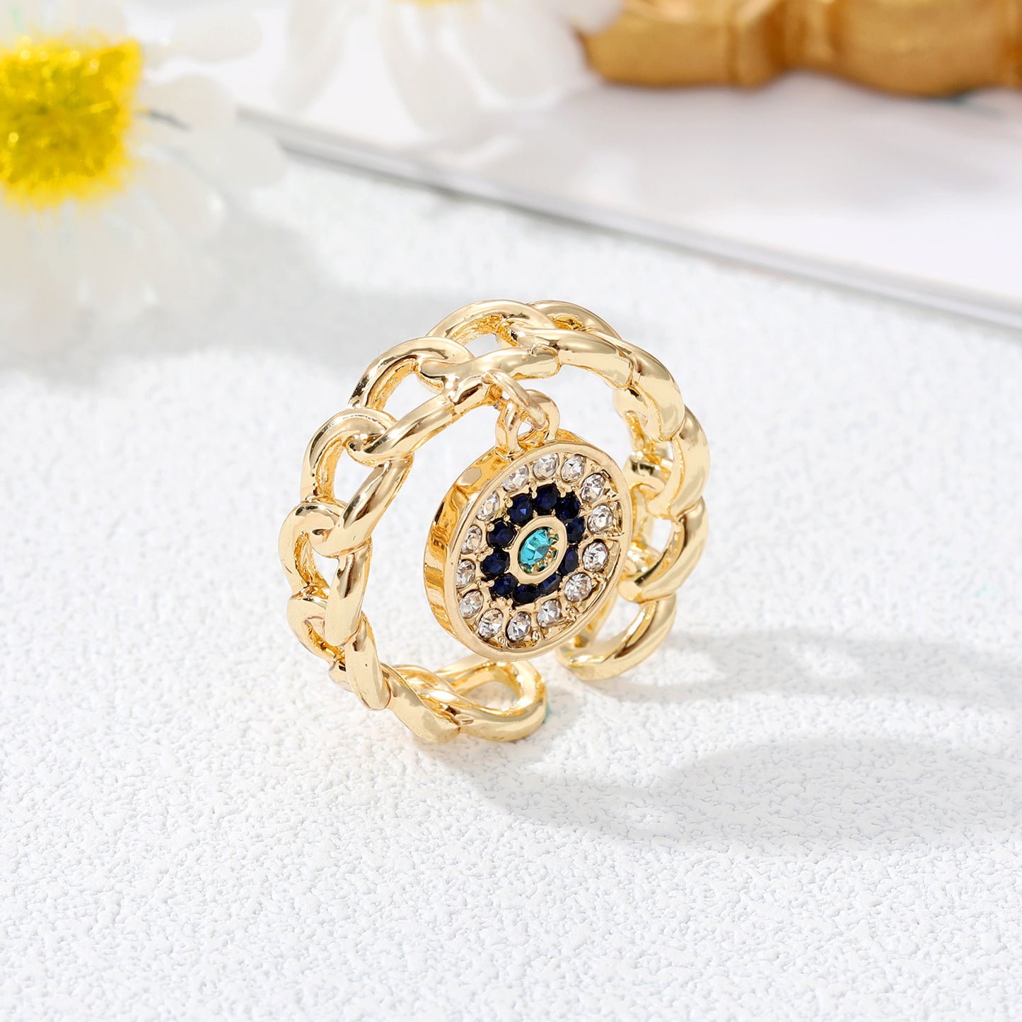 Juego de anillos con dije de mal de ojo dorado