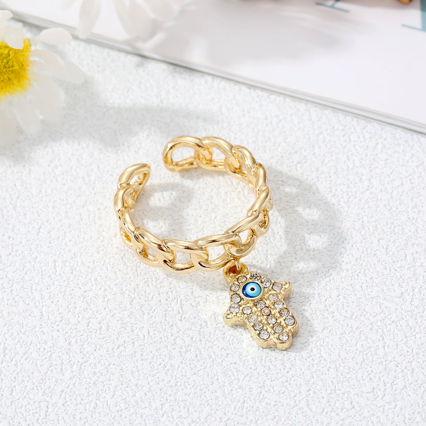 Juego de anillos con dije de mal de ojo dorado