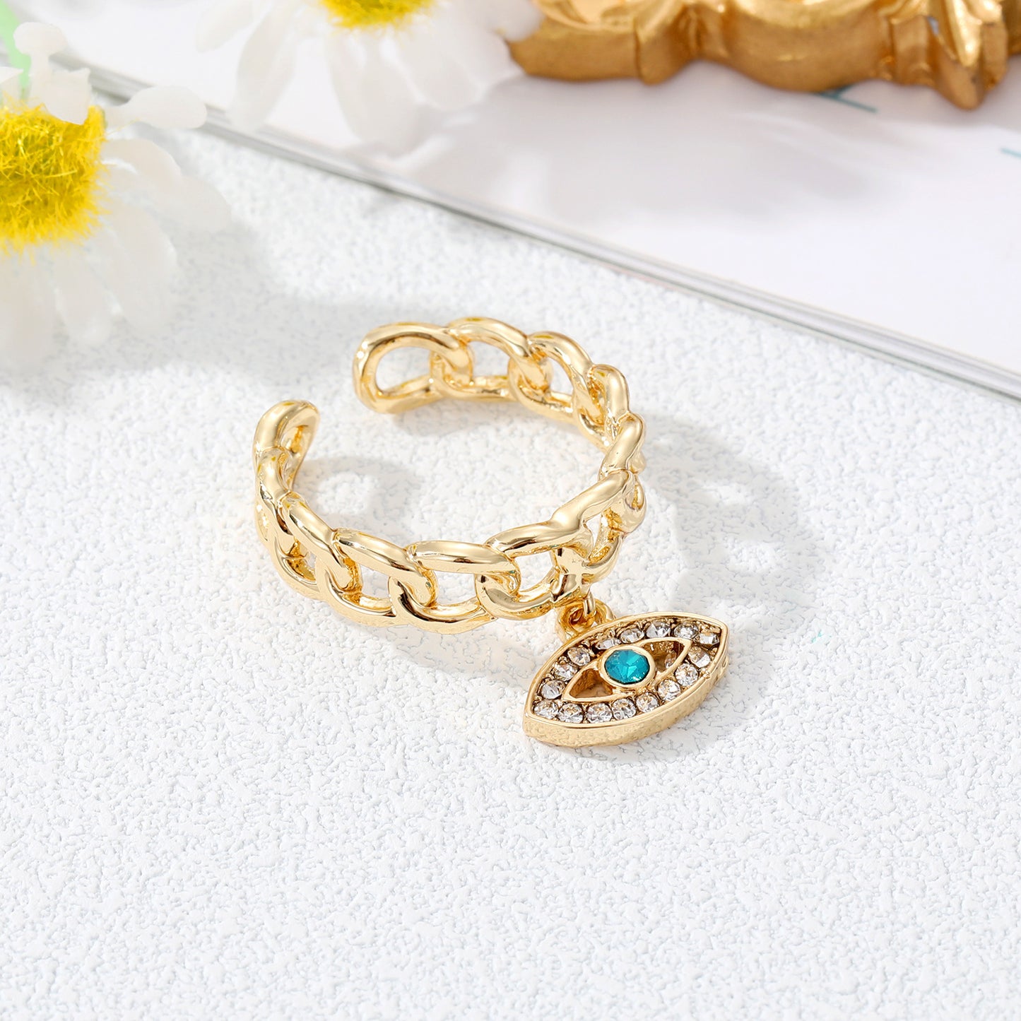 Juego de anillos con dije de mal de ojo dorado